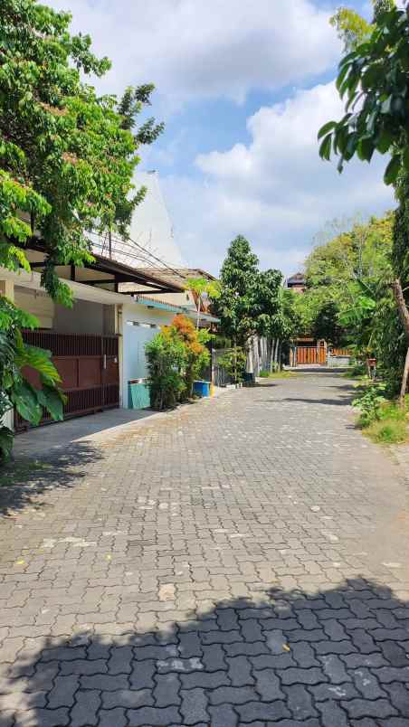 dijual rumah semolowaru