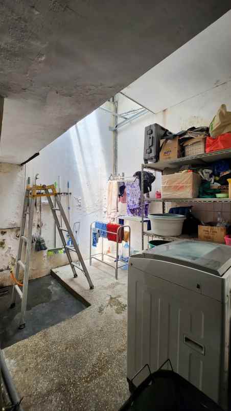 dijual rumah semolowaru