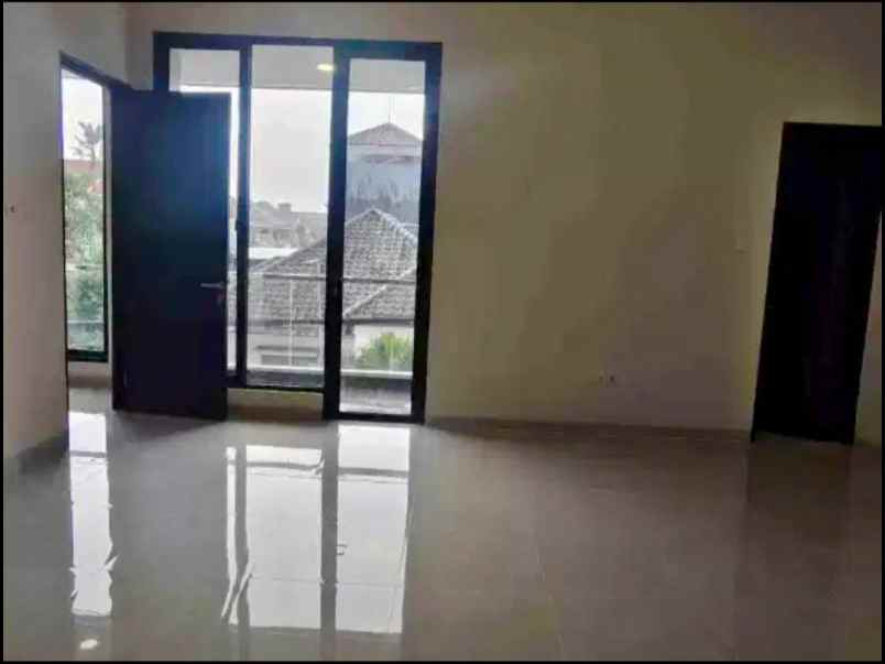 dijual rumah sutorejo prima