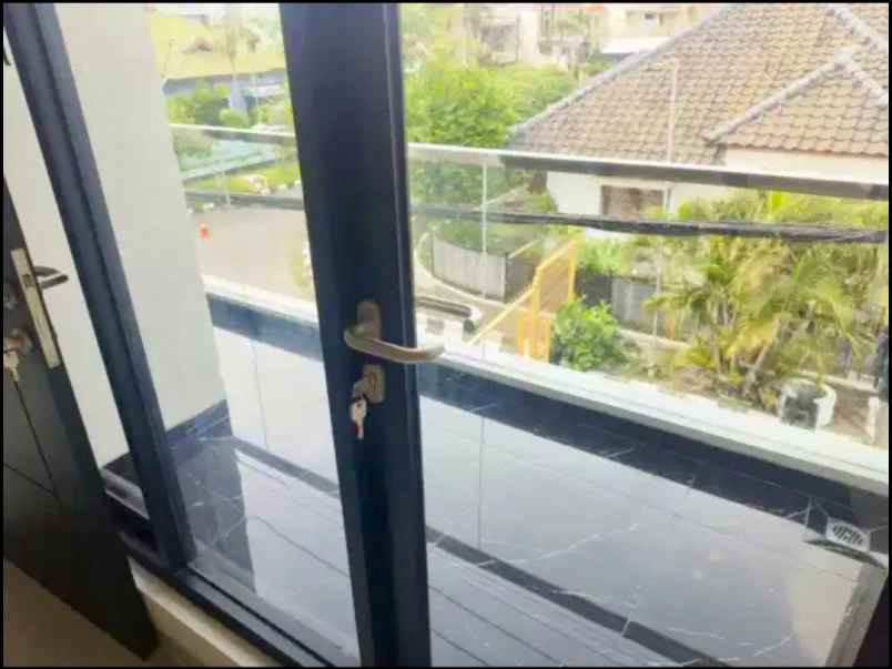 dijual rumah sutorejo prima