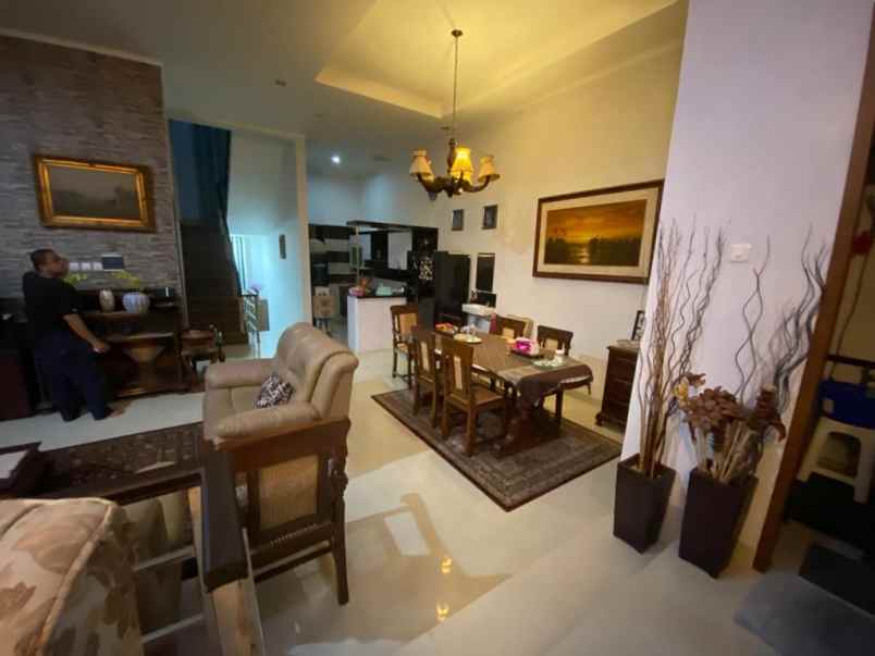 dijual rumah terrace setiabudi
