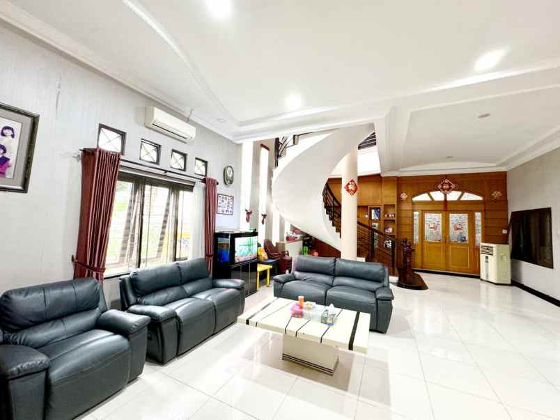 dijual villa hook komplek cemara asri