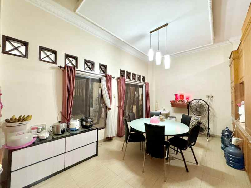 dijual villa hook komplek cemara asri