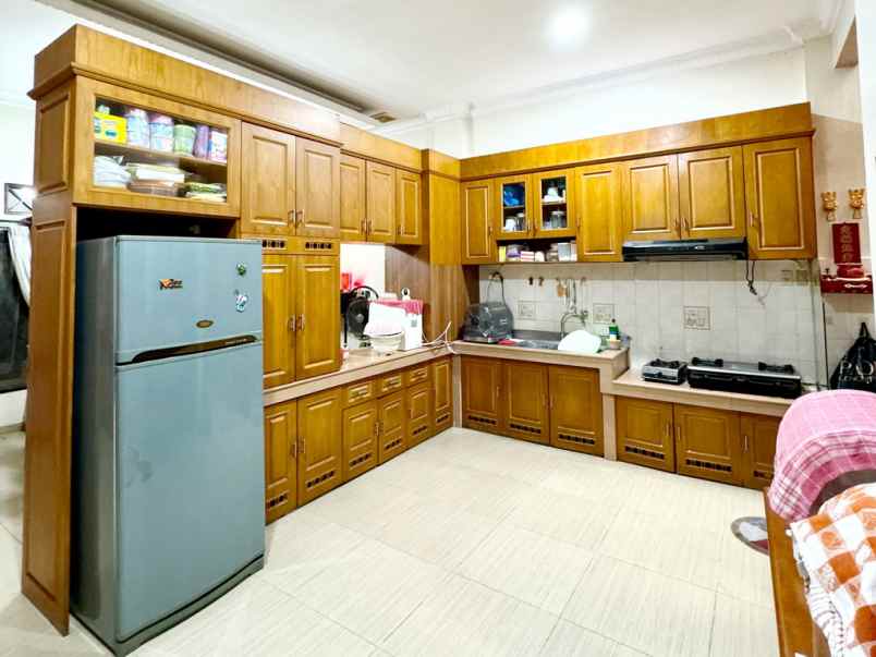 dijual villa hook komplek cemara asri
