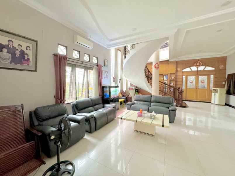 dijual villa hook komplek cemara asri