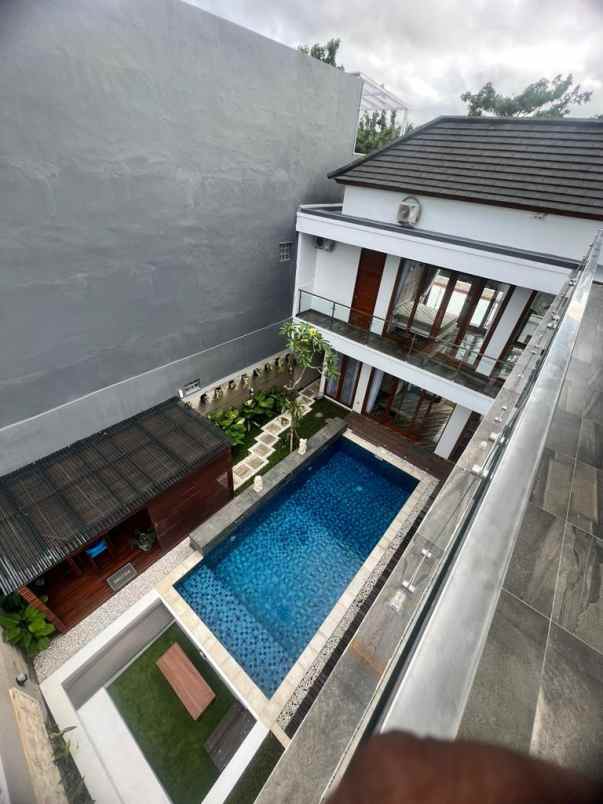 dijual villa jalan raya kampus unud