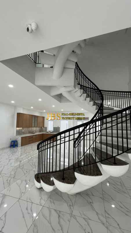 dijual villa komplek graha metropolitan