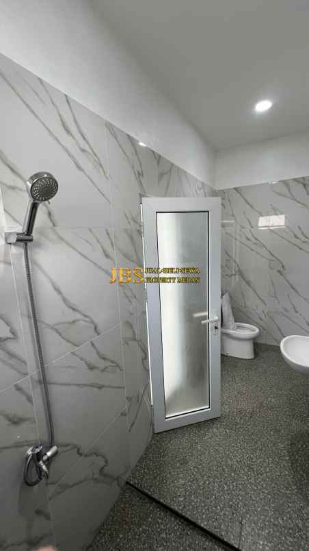 dijual villa komplek graha metropolitan