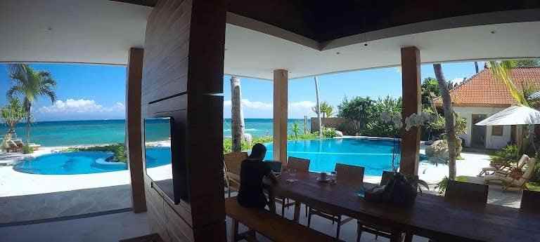 dijual villa mewah beachfront di candi dasa bali