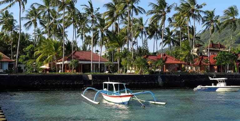 dijual villa mewah beachfront di candi dasa bali