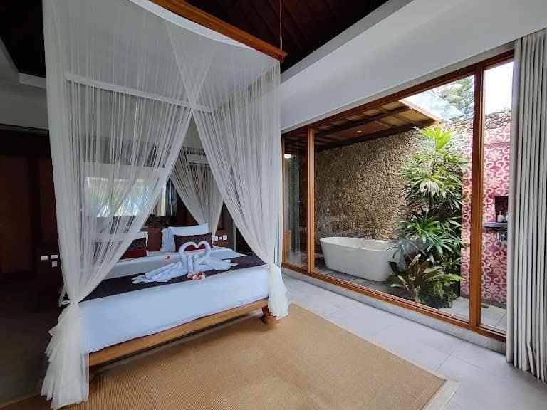 dijual villa mewah beachfront di candi dasa bali