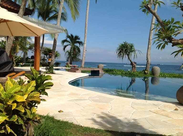 dijual villa mewah beachfront di candi dasa bali