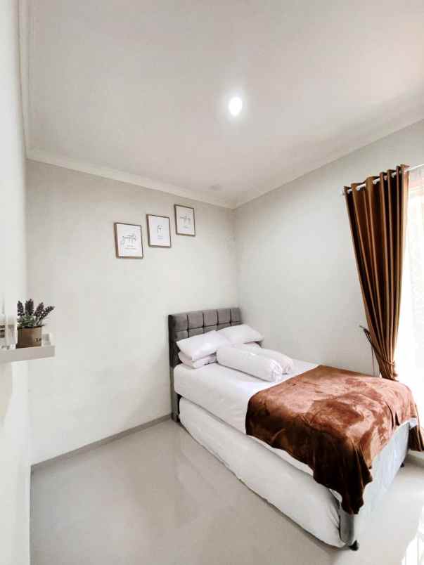 dijual villa villa kota batu dekat