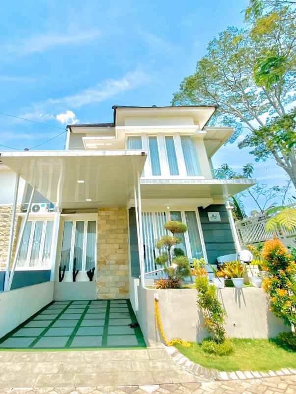 dijual villa villa kota batu dekat