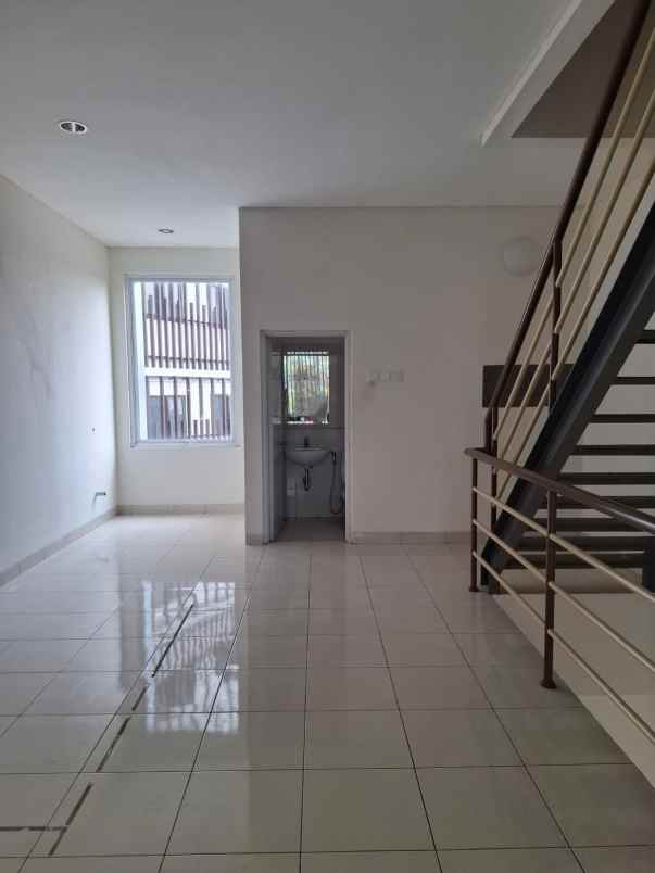 disewa ruko 3 lantai jgc jakarta timur