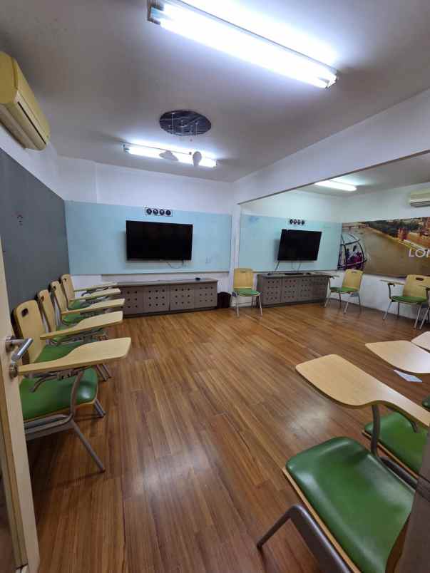 disewakan ruko strategis 3 lantai di raya jemursari