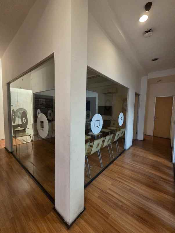 disewakan ruko strategis 3 lantai di raya jemursari