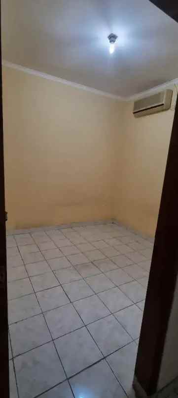 disewakan rumah 2 lantai di cirendeu