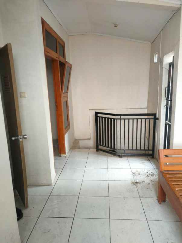 disewakan rumah daerah sariwangi atas