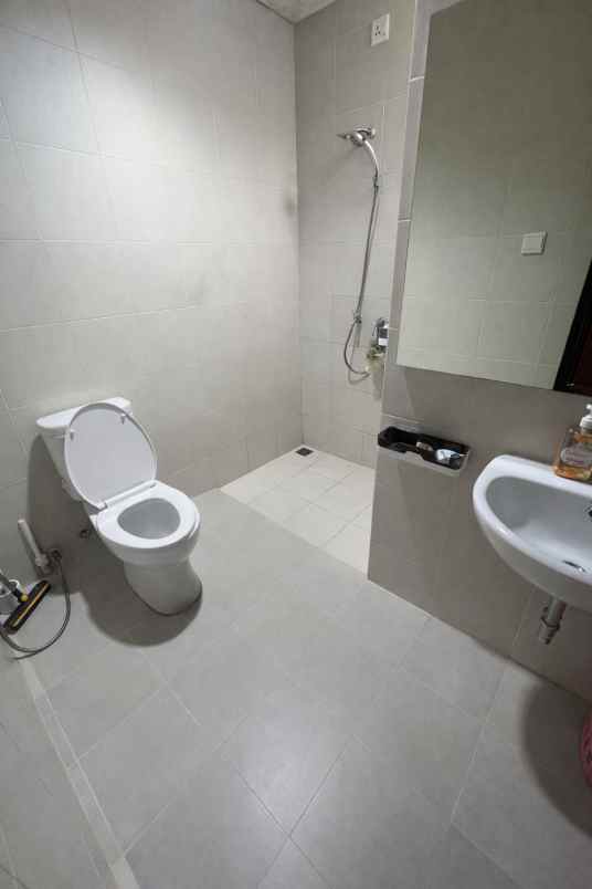 disewakan rumah grand wisata cluster o8