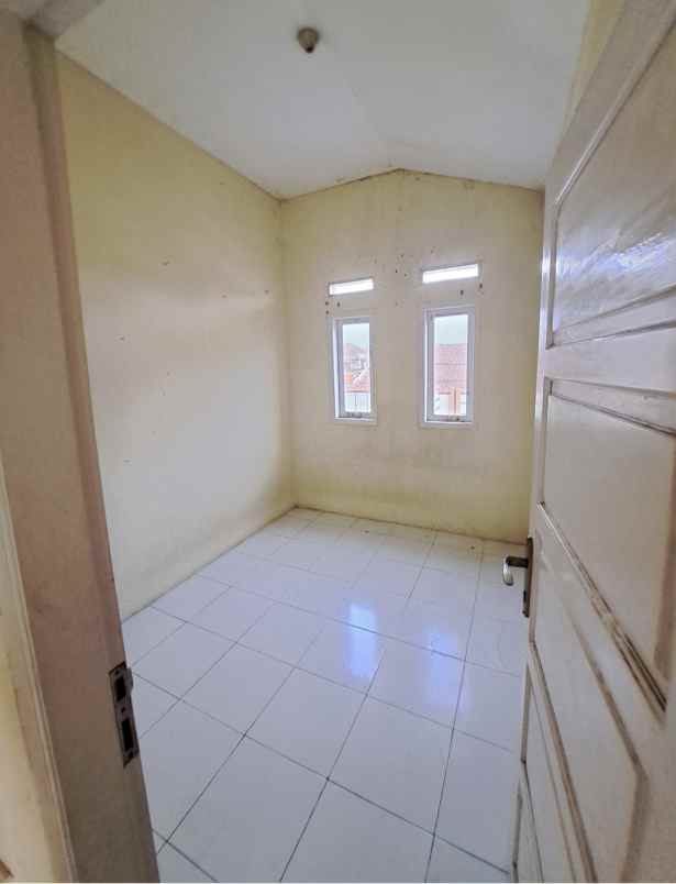 jual rumah 2 lantai di perum gsi 290jt nego