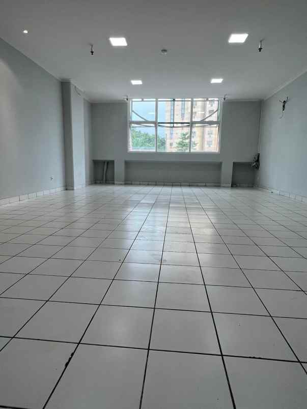 ruko di mall mangga dua jakut 4 lantai ada lift