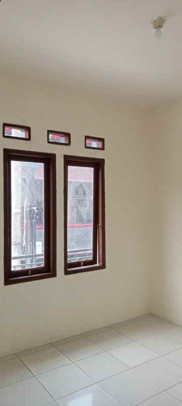 rumah 2 lantai cantik dan modern