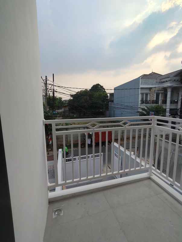 rumah 2 lantai modern minimalis di cipayung jaktim