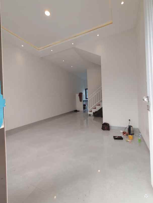 rumah 2 lantai modern minimalis di cipayung jaktim