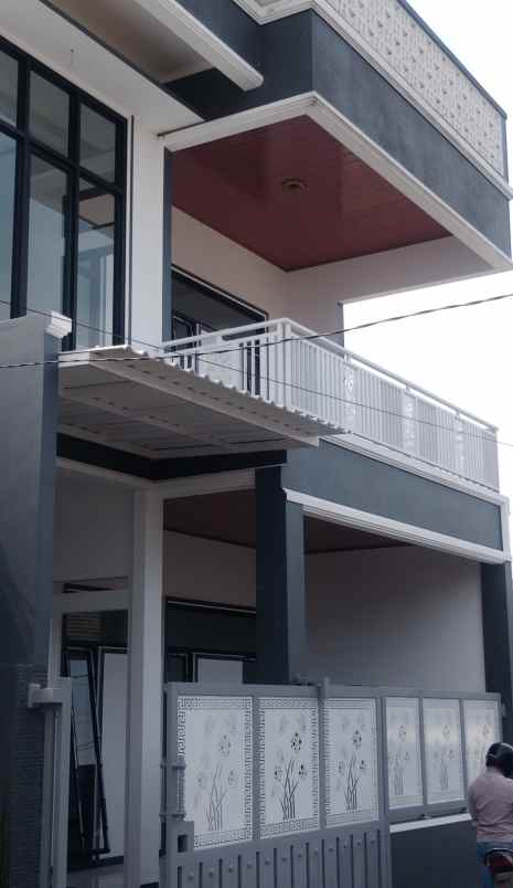 rumah 2 lantai siap huni