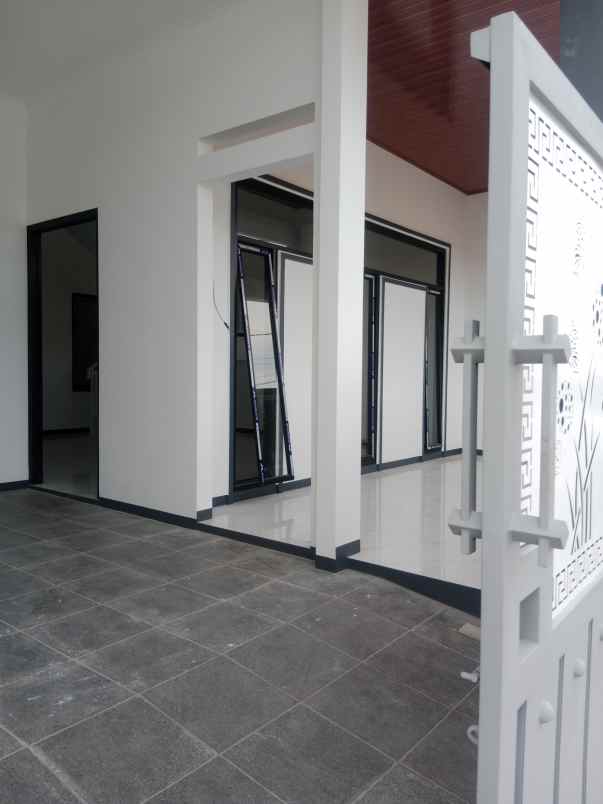 rumah 2 lantai siap huni