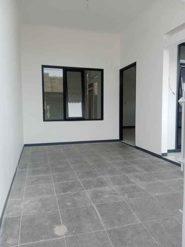 rumah 2 lantai siap huni