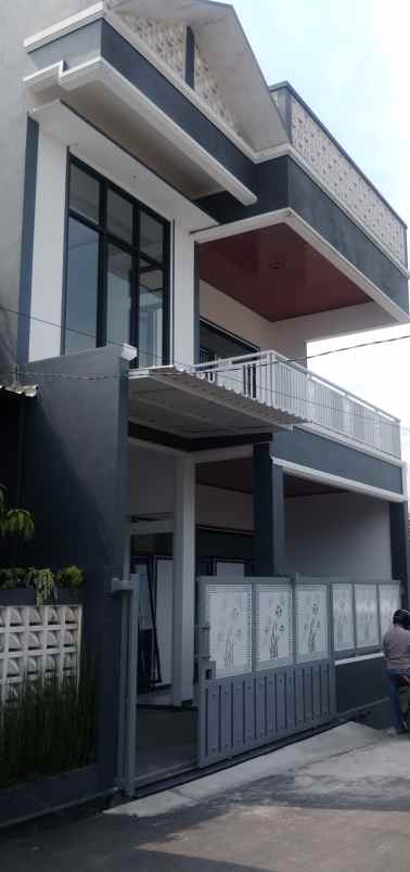 rumah 2 lantai siap huni