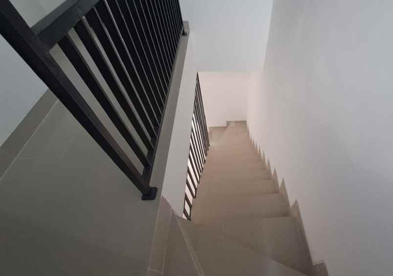 rumah 2 lantai siap huni dijual