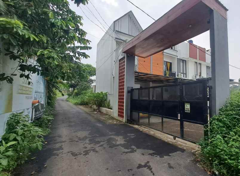 rumah 2 lantai siap huni dijual