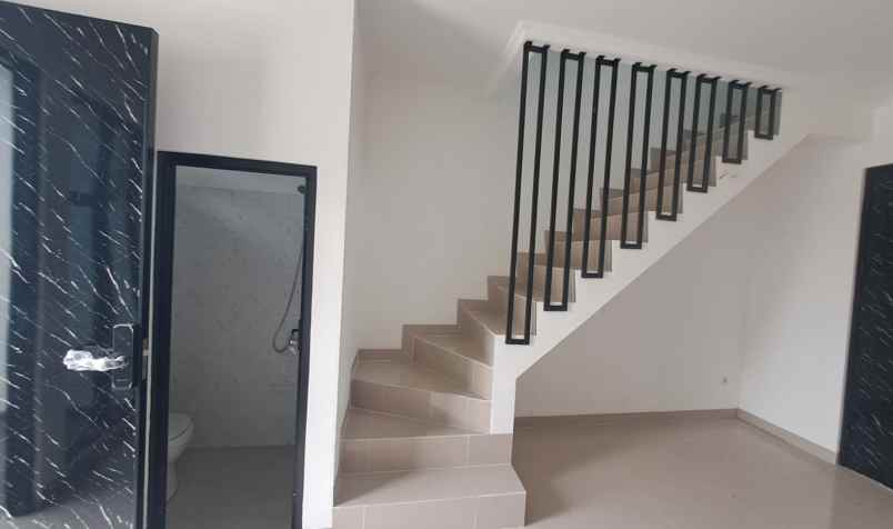 rumah 2 lantai siap huni dijual