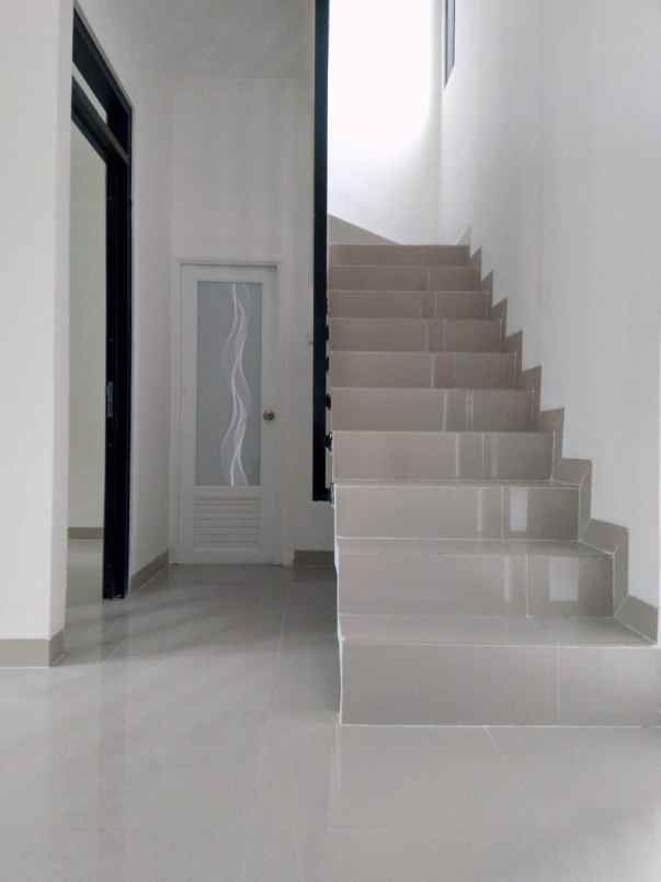 rumah 2 lantai siap huni lokasi strategis