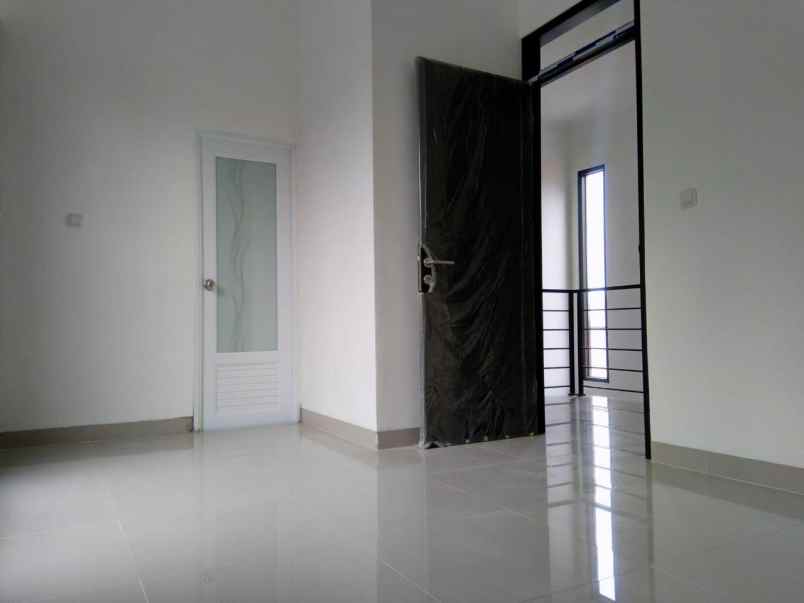 rumah 2 lantai siap huni lokasi strategis