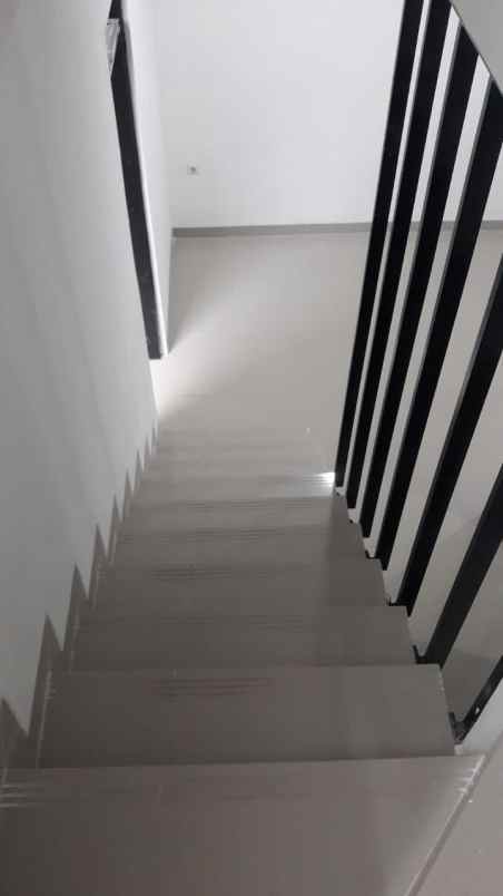rumah 2 lantai siap huni lokasi strategis