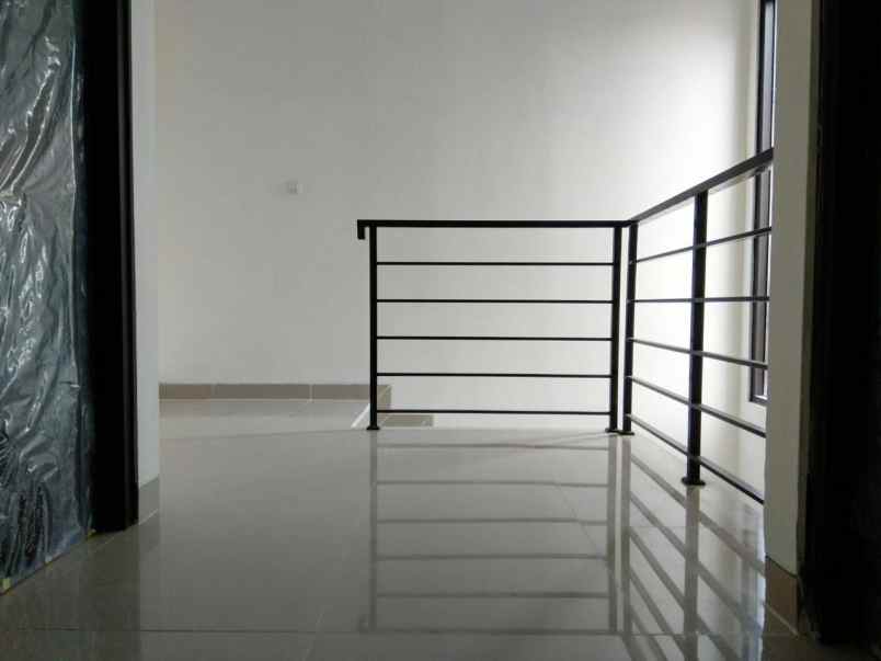 rumah 2 lantai siap huni lokasi strategis