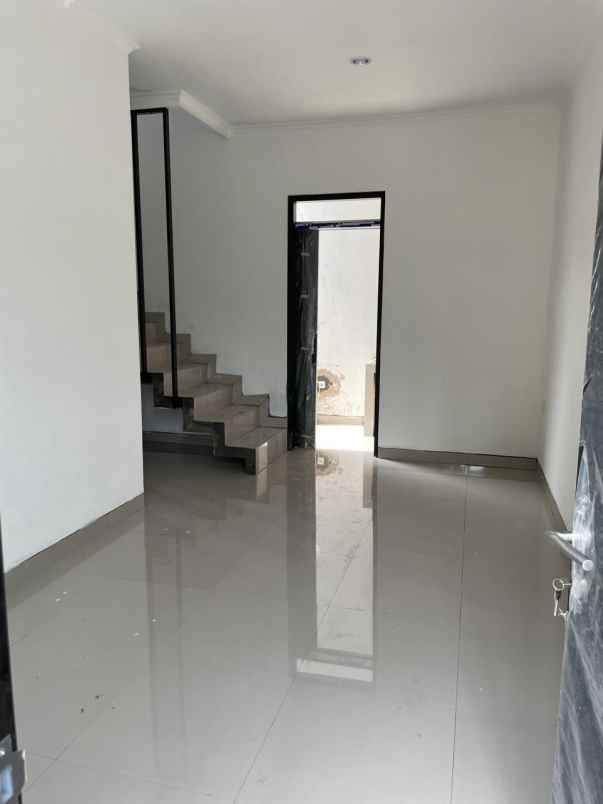 rumah 2 lantai siap huni lokasi strategis