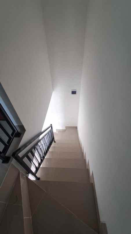 rumah 2 lantai siap huni untuk keluarga muda