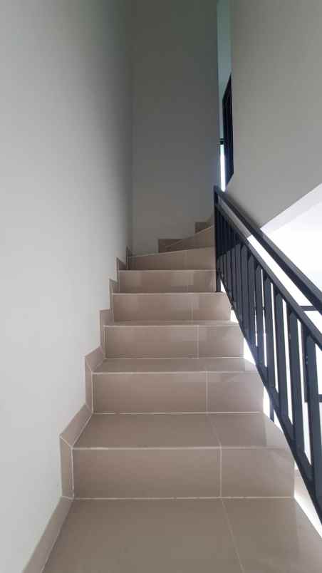 rumah 2 lantai siap huni untuk keluarga muda