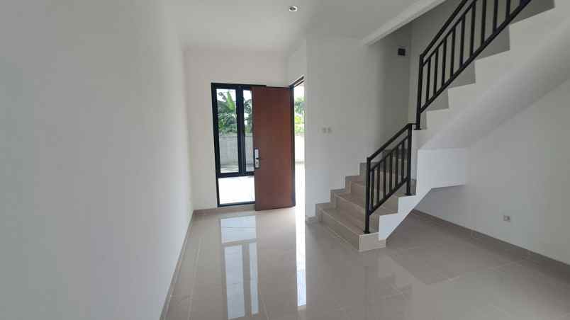 rumah 2 lantai siap huni untuk keluarga muda