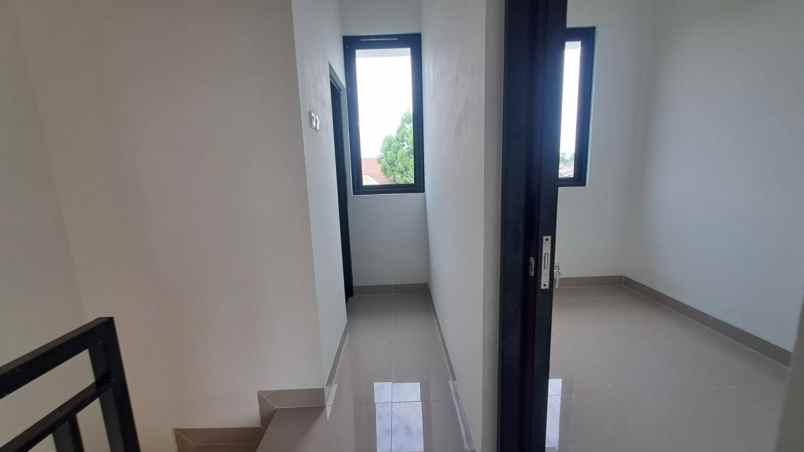 rumah 2 lantai siap huni untuk keluarga muda