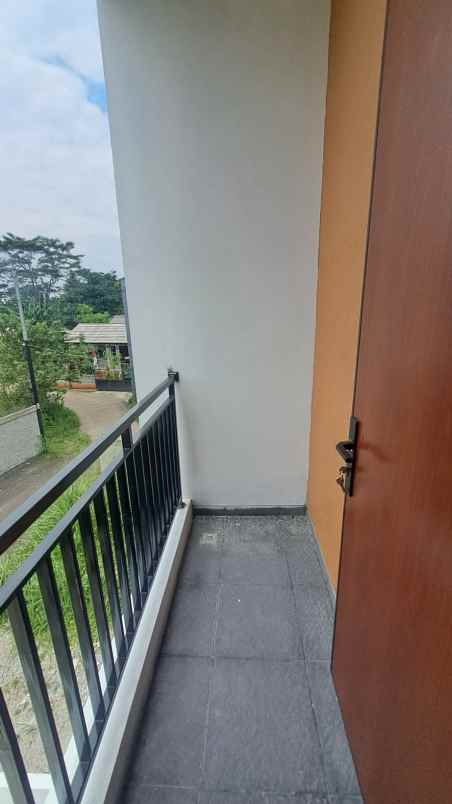 rumah 2 lantai siap huni untuk keluarga muda