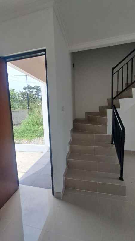 rumah 2 lantai siap huni untuk keluarga muda