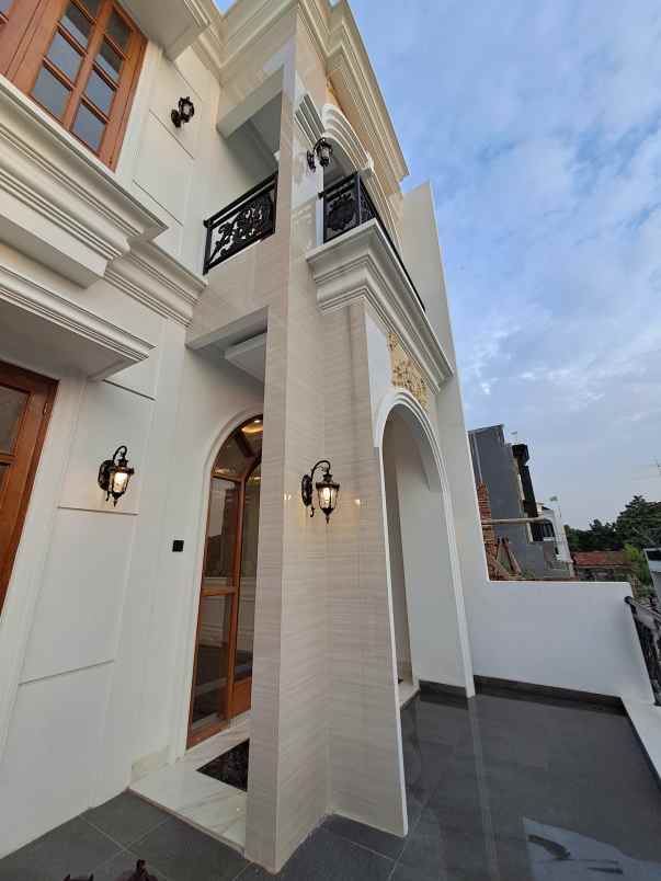 rumah american classic dalam komplek di jagakarsa raya