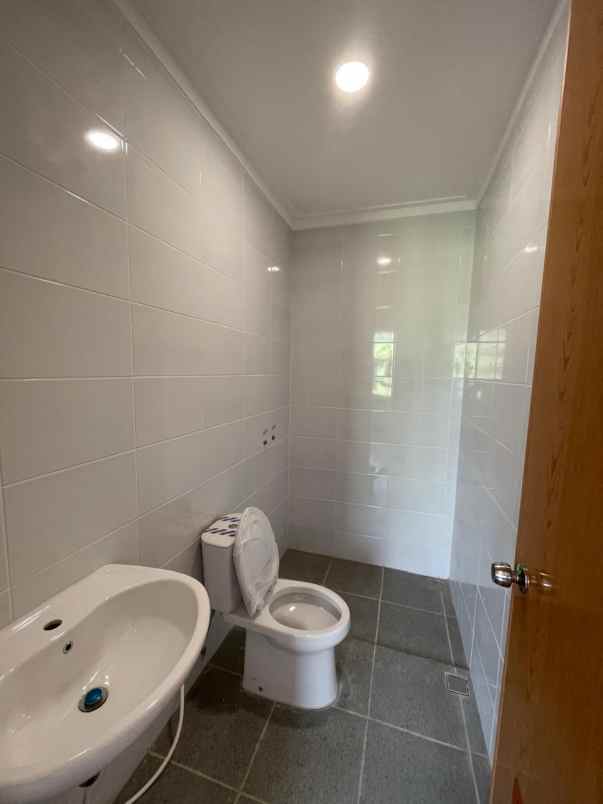 rumah baru di pondok cabe samping kampus ut