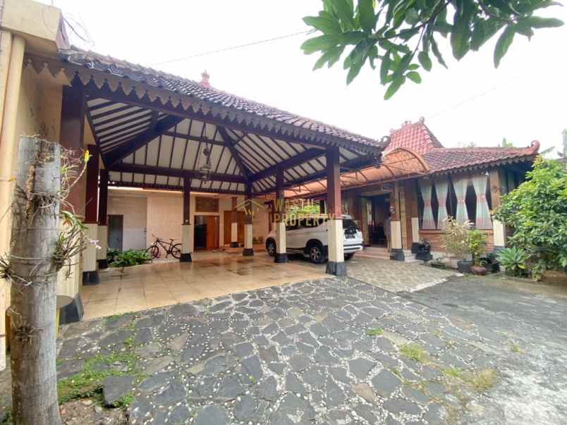 rumah besar bangunan mewah klasik di kota jogja